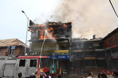 17 Nisan 2023 'te Hazretbal' daki alışveriş merkezinde Waseem Andrabi Hindistan Fotoğrafı: Waseem Andrabi Hindustan Times