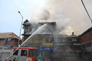 17 Nisan 2023 'te Hazretbal' daki alışveriş merkezinde Waseem Andrabi Hindistan Fotoğrafı: Waseem Andrabi Hindustan Times