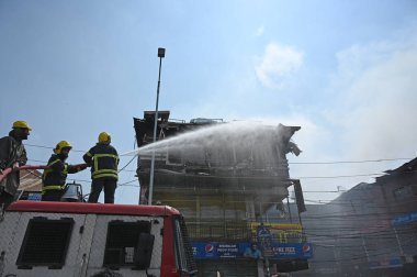 17 Nisan 2023 'te Hazretbal' daki alışveriş merkezinde Waseem Andrabi Hindistan Fotoğrafı: Waseem Andrabi Hindustan Times