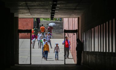 NEW DELHI INDIA 18 Nisan 2023 sıcak bir günde Hindistan Kapısı yakınlarında sıcaklığın artmasıyla Hindistan 'ın Hindistan Kapısı yakınlarındaki NCR' de 18 Nisan 2023 'te Yeni Delhi Hindistan' da en yüksek sıcaklık 40 derece 4 derece hig kaydetti.