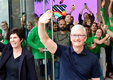 MUMBAI INDIA APRIL 18 Nisan 2023 Apple CEO 'su Tim Cook, Apple Store' un ilk satış mağazasının açılışında Kıdemli başkan yardımcısı Deirdre O Brien L ile birlikte 18 Nisan 2023 tarihinde Hindistan 'daki Bandra Kurla Kompleksi' nde Anshuman Poyr tarafından Hindistan 'da açıldı.