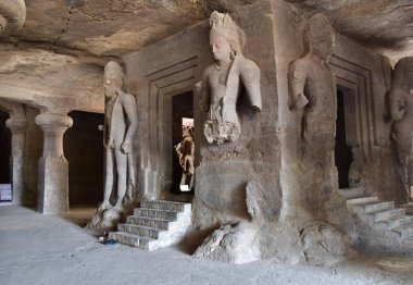 MUMBAI INDIA APRIL 18 Nisan 2023 Dünya Mirasları Günü münasebetiyle UNESCO 'nun Dünya Mirası Alanını ziyaret eden Turistler 18 Nisan 2023 tarihinde Mumbai Hindistan' da Bhushan Koyande Hindustan Times