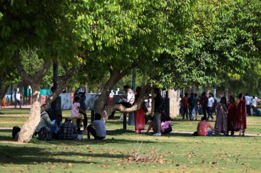 NEW DELHI INDIA 19 NİSAN 2023 Güneşli ve zorlu bir günde insanlar 19 Nisan 2023 'te Hindistan yakınlarındaki bir ağacın gölgesinde dinlenirken ve kestirirken görülüyor.