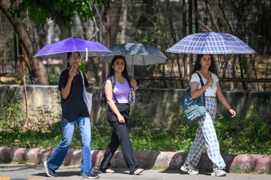 NEW DELHI INDIA APRIL 19 2023 Öğrenciler sıcak bir yaz gününde Chanakyapuri 'de 19 Nisan 2023' te Yeni Delhi Hindistan Fotoğraf Sanchit Khanna Hindustan Times