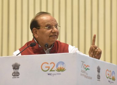 NEW DELHI INDIA 19 Nisan 2023 Delhi Valisi Vinai Kumar Saxena, 19 Nisan 2023 tarihinde DSSSB UPSC tarafından Vigyan Bhawan 'daki çeşitli departmanlara gönderilen yeni seçilmiş adaylara atama mektuplarını teslim ederken