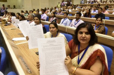 NEW DELHI INDIA APRIL 19 Nisan 2023 Delhi Valisi Vinai Kumar Saxena 'nın 19 Nisan 2023' te Vigyan Bhawan 'da sunumundan sonra Sonu Mehta Hindustan Times