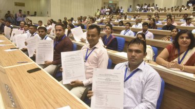 NEW DELHI INDIA APRIL 19 Nisan 2023 Delhi Valisi Vinai Kumar Saxena 'nın 19 Nisan 2023' te Vigyan Bhawan 'da sunumundan sonra Sonu Mehta Hindustan Times
