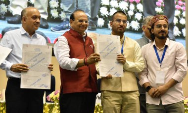 NEW DELHI INDIA APRIL 19 Nisan 2023 Delhi Valisi Vinai Kumar Saxena ve Delhi Genel Sekreteri Naresh Kumar NDMC başkanı amit Yadav ve diğer memurlar atama mektuplarını yeni seçilen adaylara teslim ettiler