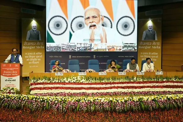 NEW DELHI INDIA 13 Nisan 2023 Başbakan Narendra Modi, Yeni Delhi Hindistan 'da 13 Nisan 2023 tarihinde Ulusal Medya Merkezi' nde yaklaşık 71 bin atama mektubunun dağıtımı için bir Rozgar Mela 'nın açılışında video konferansı yoluyla konuşuyor.