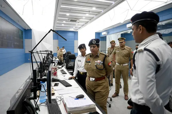 NOIDA INDIA 15 Nisan 2023 ADG Trafik Anupam Kulshreshtha ve diğer Trafik polisleri 15 Nisan 2023 'te Noida Hindistan' da Sunil Ghosh Hindustan Times tarafından çekilen fotoğraf ile 94. Bölgede İstihbarat Trafik Yönetim Sistemi 'ni teftiş ederken görüldü.