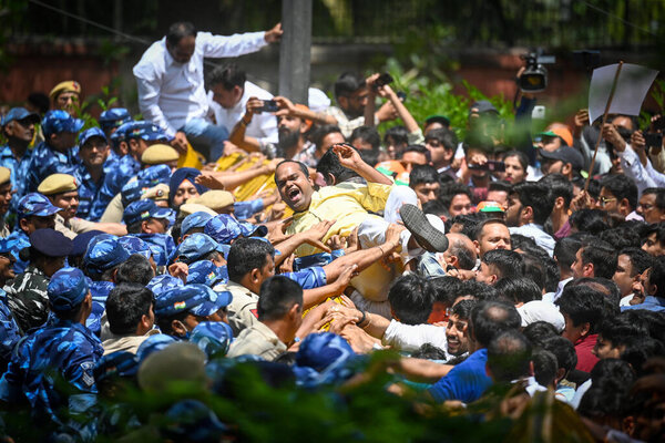 НЬЮ-ДЕЛИ ИНДИЯ АПРЕЛЬ 17 2023 Сторонники BJP замечены во время акции протеста против правительства Дели под руководством президента BJP Вирендры Сачдевы в Civil Lines 17 апреля 2023 года в Нью-Дели Индия Фото: Санчит Ханна Хиндустан Таймс