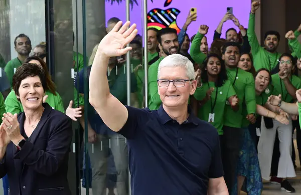 MUMBAI INDIA APRIL 18 Nisan 2023 Apple CEO 'su Tim Cook, Apple Store' un ilk satış mağazasının açılışında Kıdemli başkan yardımcısı Deirdre O Brien L ile birlikte 18 Nisan 2023 tarihinde Hindistan 'daki Bandra Kurla Kompleksi' nde Anshuman Poyr tarafından Hindistan 'da açıldı.