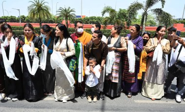 NEW DELHI INDIA 19 Nisan 2023 Dindar ve takipçileri, 19 Nisan 2023 tarihinde Yeni Delhi Hindistan 'da yapılacak Küresel Budizm Zirvesi' ne katılmak üzere Dalai Lama Tibet ruhani liderini karşılamak için IGI Havalimanı 'nda toplandılar.