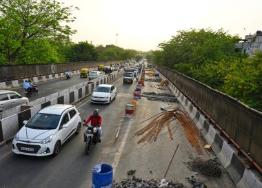 YENİ DELHI INDIA 19 Nisan 2023 Chirag Delhi üstgeçidi bakım ve onarım çalışmaları nedeniyle 19 Nisan 2023 tarihinde Yeni Delhi 'de trafik yavaş ilerliyor