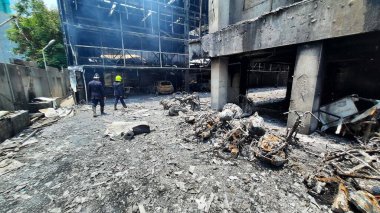 MUMBAI INDIA 19 Nisan 2023 Salı günü Orion Business Park 'ta patlayan yangında, itfaiyecilerin 19 Nisan 2023' te Hindistan 'ın Thane kentindeki Kapurbawdi' de soğutma operasyonu yaparken görülmesi sonucu çıkan yangında araçlar patladı.