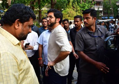 Shivsena UBT lideri Aaditya Thackeray, 19 Nisan 2023 'te Mumbai Polis Komiseri Vivek Phansalkar ile CP Ofisi Crawford Market' te bir araya geldi. 