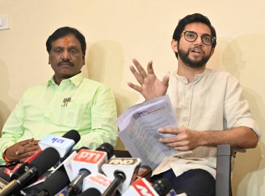 Shiv Sena UBT lideri Aaditya Thackeray, Maharashtra Yasama Konseyi Muhalefet Lideri Ambadas Danve ile birlikte 19 Nisan 2023 'te Mumbai Hindistan' da Matoshree Bandra East 'te bir basın toplantısı düzenledi. 