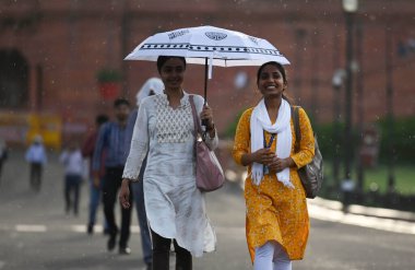 YENİ DELHI INDIA HAZİRAN 20 Nisan 2023 Vijay Chowk 'ta yürüyenler 20 Nisan 2023' te Yeni Delhi Hindistan 'da fotoğraf: Raj K Raj Hindustan Times