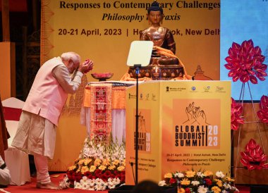 NEW DELHI INDIA APRIL 20 Nisan 2023 Başbakan Narendra Modi, 20 Nisan 2023 tarihinde Yeni Delhi Hindistan 'da düzenlenen Birinci Küresel Budist Zirvesi sırasında Gautam Buddha' ya saygılarını sundu. 