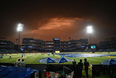 YENİ DELHI INDIA APRIL 20 Nisan 2023 Arun Jaitely Stadyumu üzerinde süzülen ağır bulutlar 20 Nisan 2023 tarihinde Kolkata Knight Riders ve Delhi Capitals arasında IPL maçının gecikmesine neden oldu. Fotoğraf: Sanchit Khanna Hindustan Times
