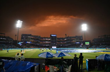 YENİ DELHI INDIA APRIL 20 Nisan 2023 Arun Jaitely Stadyumu üzerinde süzülen ağır bulutlar 20 Nisan 2023 tarihinde Kolkata Knight Riders ve Delhi Capitals arasında IPL maçının gecikmesine neden oldu. Fotoğraf: Sanchit Khanna Hindustan Times