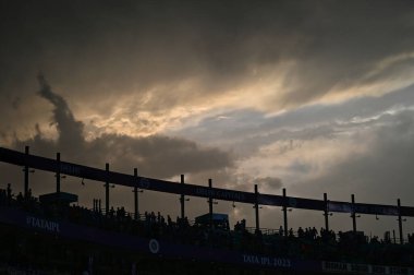 YENİ DELHI INDIA APRIL 20 Nisan 2023 Arun Jaitely Stadyumu üzerinde süzülen ağır bulutlar 20 Nisan 2023 tarihinde Kolkata Knight Riders ve Delhi Capitals arasında IPL maçının gecikmesine neden oldu. Fotoğraf: Sanchit Khanna Hindustan Times