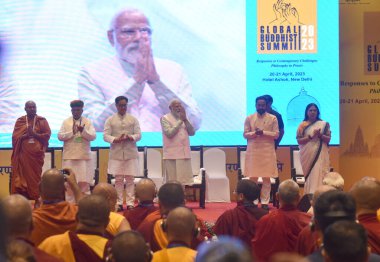 NEW DELHI INDIA 20 NİSAN 2023 Başbakan Narendra Modi, 20 Nisan 2023 tarihinde Ashoka Hotel 'de düzenlenen Birinci Küresel Budist Zirvesi sırasında Budist rahipleri karşıladı. 