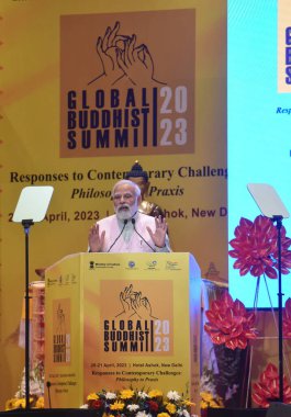 NEW DELHI INDIA APRIL 20 Nisan 2023 Başbakan Narendra Modi, 20 Nisan 2023 tarihinde Yeni Delhi 'de Ashoka Oteli' nde düzenlenen Birinci Küresel Budist Zirvesi 'nin açılışında konuşma yaptı. 