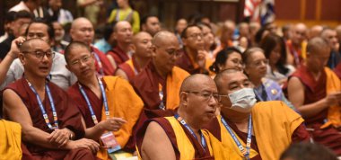 20 Nisan 2023 'te Ashoka Hotel' de düzenlenen Birinci Küresel Budist Zirvesi 'nin açılışı sırasında 20 Nisan 2023' te Yeni Delhi 'de Kültür Bakanlığı ve Uluslararası Budist Konfederasyonu IBC' nin ortaklaşa düzenlediği iki günlük zirve.