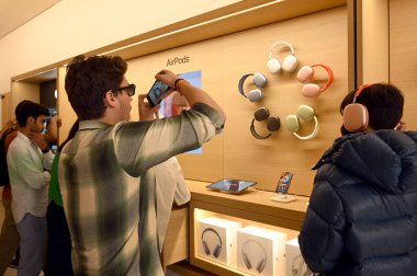 Yeni Delhi Hindistan CEO 'su Tim Cook, 20 Nisan 2023' te Saket 'te açılan yeni Apple Saket mağazasında 20 Nisan 2023' te Hindistan 'ın ikinci Apple mağazasını açtı. 