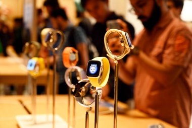 NEW DELHI INDIA APRIL 20 2023 Müşteriler Apple 'ın yeni Apple Saket mağazasının açılışında 20 Nisan 2023 tarihinde Yeni Delhi Hindistan Apple CEO' su Tim Cook bugün Delhi 'de Hindistan' ın ikinci Apple mağazasını açtı. 
