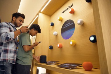 20 Nisan 2023 'te Yeni Delhi Hindistan CEO' su Tim Cook, Hindistan 'ın ikinci Apple mağazasını bugün Delhi' de açtı ve Hindistan 'ın ikinci Apple mağazasının açılışını gerçekleştirdi. 