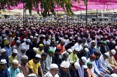 GURUGRAM INDIA Nisan 21 2023 Müslümanlar, kutsal Ramazan ayının son Cuma günü, 21 Nisan 2023 'te Gurugram Hindistan' da, Leisure Valley Park yakınlarındaki 29. 