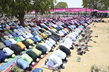 GURUGRAM INDIA Nisan 21 2023 Müslümanlar, kutsal Ramazan ayının son Cuma günü, 21 Nisan 2023 'te Gurugram Hindistan' da, Leisure Valley Park yakınlarındaki 29. 