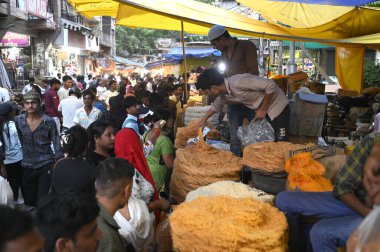 21 Nisan 2023 'te Hindistan Gurugram' da, 21 Nisan 2023 'te Sohna Chowk yakınlarındaki Sadar Bazar' da Kurban Bayramı 'nın arifesinde Jama Mescid' in dışında vermicelli alan insanlar görülüyor. 