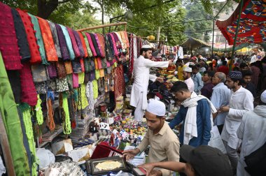 21 Nisan 2023 'te Hindistan Gurugram' da, 21 Nisan 2023 'te Sohna Chowk yakınlarındaki Sadar Bazar' da Kurban Bayramı 'nın arifesinde Jama Mescid' in dışında vermicelli alan insanlar görülüyor. 