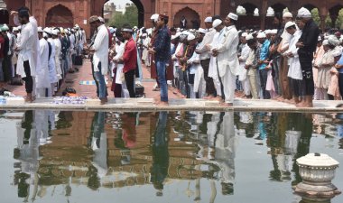 NEW DELHI INDIA Nisan 21 2023 Müslüman fanatikler, 21 Nisan 2023 tarihinde Yeni Delhi 'de Jama Mescidi' nde kutsal Ramazan ayının son Cuma günü Alvida Namaz 'ı sunarlar. 