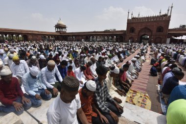 NEW DELHI INDIA Nisan 21 2023 Müslüman fanatikler, 21 Nisan 2023 tarihinde Yeni Delhi 'de Jama Mescidi' nde kutsal Ramazan ayının son Cuma günü Alvida Namaz 'ı sunarlar. 