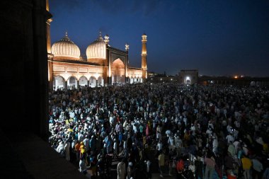 YENİ DELHI INDIA 21 NİSAN 2023 Alışverişçiler, 21 Nisan 2022 'de Jama Mescid yakınlarındaki bayram festivalinin arifesinde Cuma günü Yeni Delhi Hindistan' da bir pazarda.