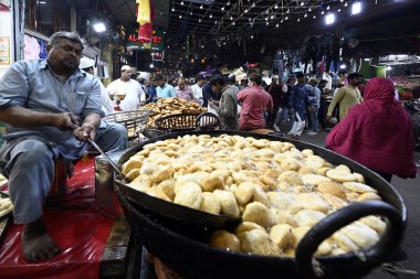 YENİ DELHI INDIA 21 NİSAN 2023 Alışverişçiler, 21 Nisan 2022 'de Jama Mescid yakınlarındaki bayram festivalinin arifesinde Cuma günü Yeni Delhi Hindistan' da bir pazarda.