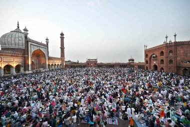 YENİ DELHI INDIA 21 NİSAN 2023 Alışverişçiler, 21 Nisan 2022 'de Jama Mescid yakınlarındaki bayram festivalinin arifesinde Cuma günü Yeni Delhi Hindistan' da bir pazarda.