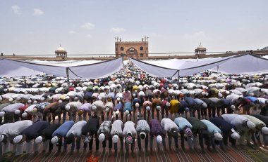 NEW DELHI INDIA Nisan 21 2023 Müslüman fanatikler, 21 Nisan 2023 tarihinde Yeni Delhi 'de Jama Mescidi' nde kutsal Ramazan ayının son Cuma günü Alvida Namaz 'ı sunarlar. 