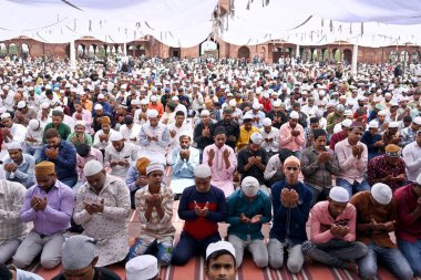 NEW DELHI INDIA Nisan 21 2023 Müslüman fanatikler, 21 Nisan 2023 tarihinde Yeni Delhi 'de Jama Mescidi' nde kutsal Ramazan ayının son Cuma günü Alvida Namaz 'ı sunarlar.