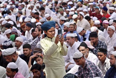 YENİ DELHI INDIA Nisan 21 2023 Müslüman dindar Alvida Namaz sırasında kutsal Ramazan ayının son Cuma günü Yeni Delhi 'de 21 Nisan 2023 tarihinde Jama Mescidi' nde. 