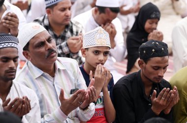 NEW DELHI INDIA Nisan 21 2023 Müslüman fanatikler, 21 Nisan 2023 tarihinde Yeni Delhi 'de Jama Mescidi' nde kutsal Ramazan ayının son Cuma günü Alvida Namaz 'ı sunarlar.