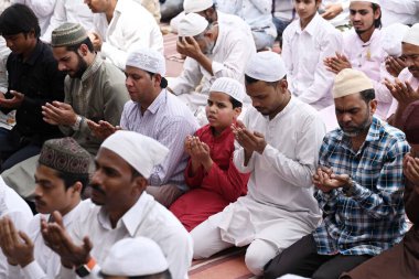 NEW DELHI INDIA Nisan 21 2023 Müslüman fanatikler, 21 Nisan 2023 tarihinde Yeni Delhi 'de Jama Mescidi' nde kutsal Ramazan ayının son Cuma günü Alvida Namaz 'ı sunarlar. 