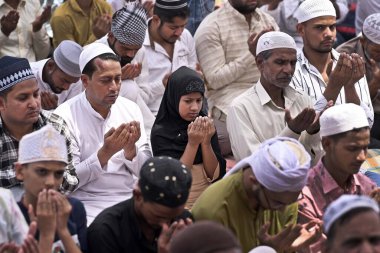 NEW DELHI INDIA Nisan 21 2023 Müslüman fanatikler, 21 Nisan 2023 tarihinde Yeni Delhi 'de Jama Mescidi' nde kutsal Ramazan ayının son Cuma günü Alvida Namaz 'ı sunarlar. 