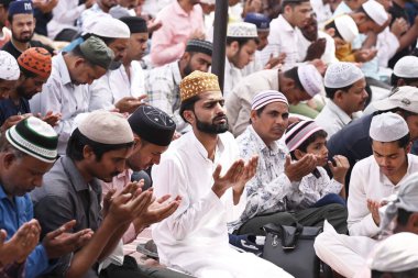 NEW DELHI INDIA Nisan 21 2023 Müslüman fanatikler, 21 Nisan 2023 tarihinde Yeni Delhi 'de Jama Mescidi' nde kutsal Ramazan ayının son Cuma günü Alvida Namaz 'ı sunarlar. 