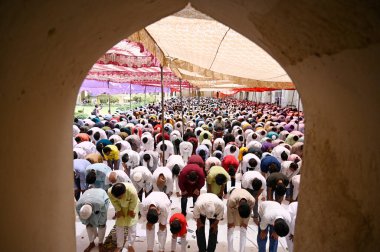 LUCKnow INDIA HAZİRAN 21 Nisan 2023 Alvida Namaj 'ı Bara İmabarası Asifi Mescidi' nde sunan kişiler 21 Nisan 2023 tarihinde Lucknow Hindistan 'da