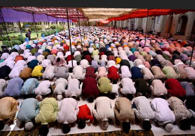 LUCKnow INDIA HAZİRAN 21 Nisan 2023 Alvida Namaj 'ı Bara İmabarası Asifi Mescidi' nde sunan kişiler 21 Nisan 2023 tarihinde Lucknow Hindistan 'da